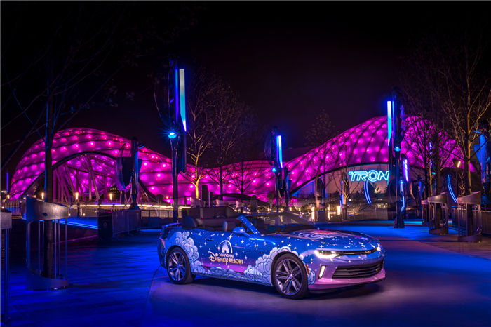 全新上海迪士尼乐园日间主题巡游引导车第六代科迈罗RS首度亮相上海车展