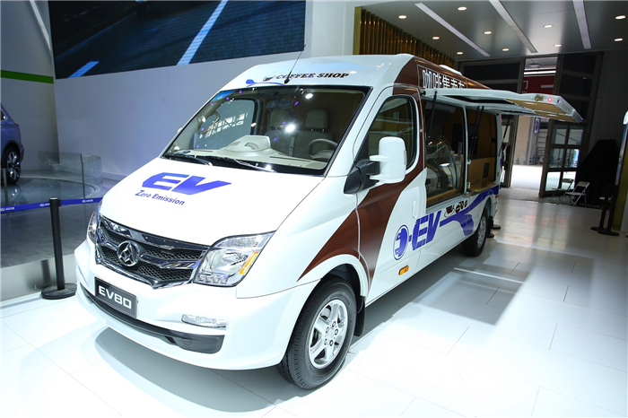 旗下首款SUV D90概念车发布，成为汽车史上第一款由用户定义的车，上汽大通朝着“用户驱动新业态C2B车企”迈进