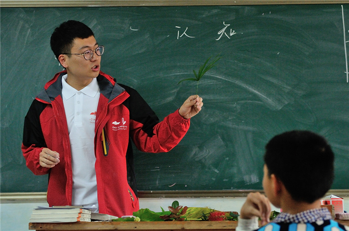 雪佛兰红粉笔重返广西骥马小学 首次开设《梦想之车》设计课程