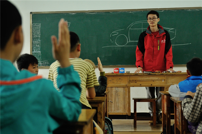 雪佛兰红粉笔重返广西骥马小学 首次开设《梦想之车》设计课程