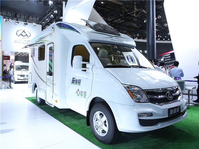 旗下首款SUV D90概念车发布，成为汽车史上第一款由用户定义的车，上汽大通朝着“用户驱动新业态C2B车企”迈进