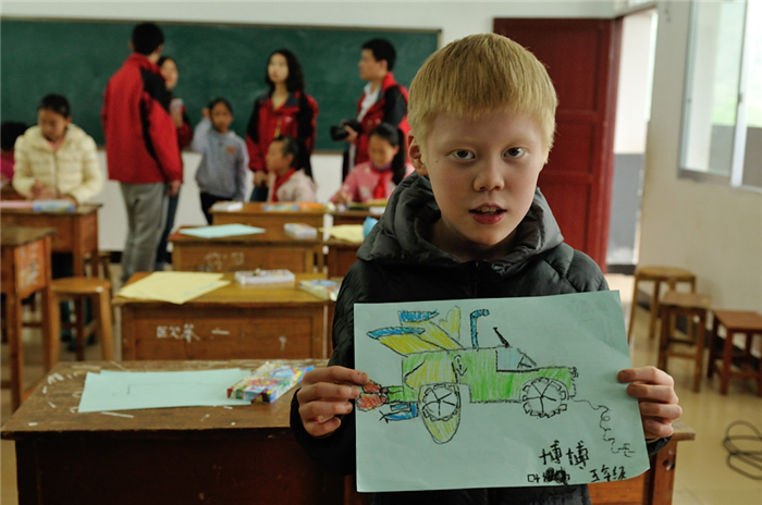 雪佛兰红粉笔重返广西骥马小学 首次开设《梦想之车》设计课程