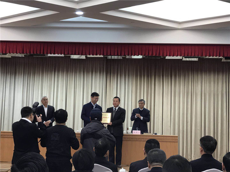 用创新灵魂铸造中国汽车品质 上汽大通荣膺“2016年度上海市政府质量金奖”