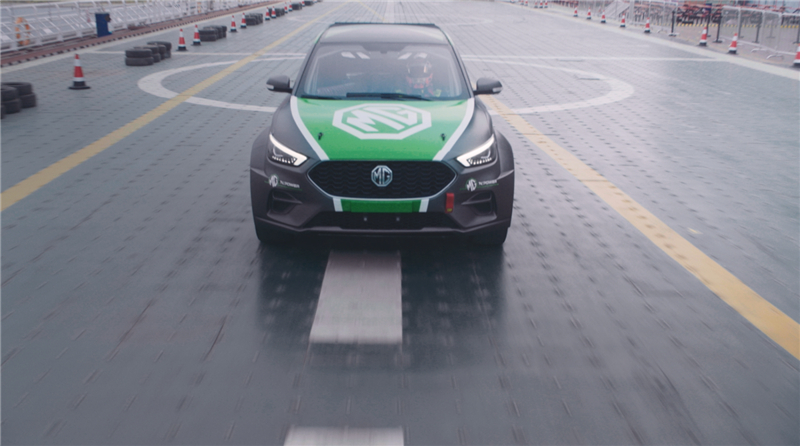 0-100km/h-0仅6.1秒！名爵ZS成全球首个在航母甲板完成百公里加减速挑战的车型