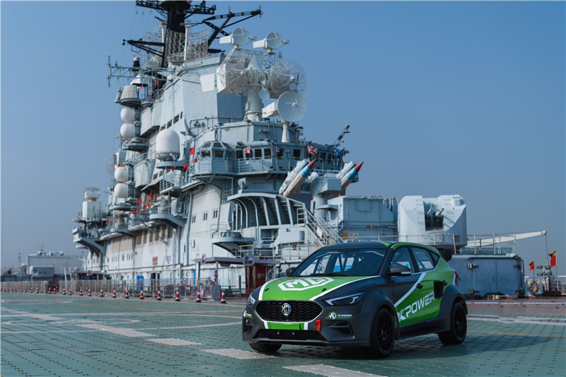 0-100km/h-0仅6.1秒！名爵ZS成全球首个在航母甲板完成百公里加减速挑战的车型