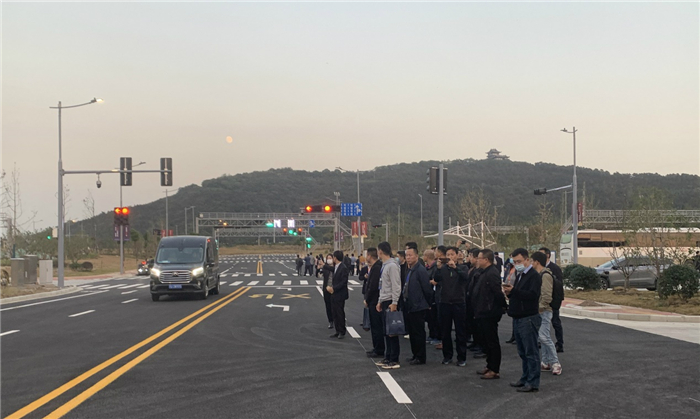 智能领衔 智慧升级，上汽大通MAXUS V90亮相中国智慧交通管理产业联盟第五届年会！