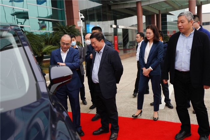 荣威“国潮新赢家”大家庭又添新成员，荣威iMAX8交付福耀集团创始人曹德旺