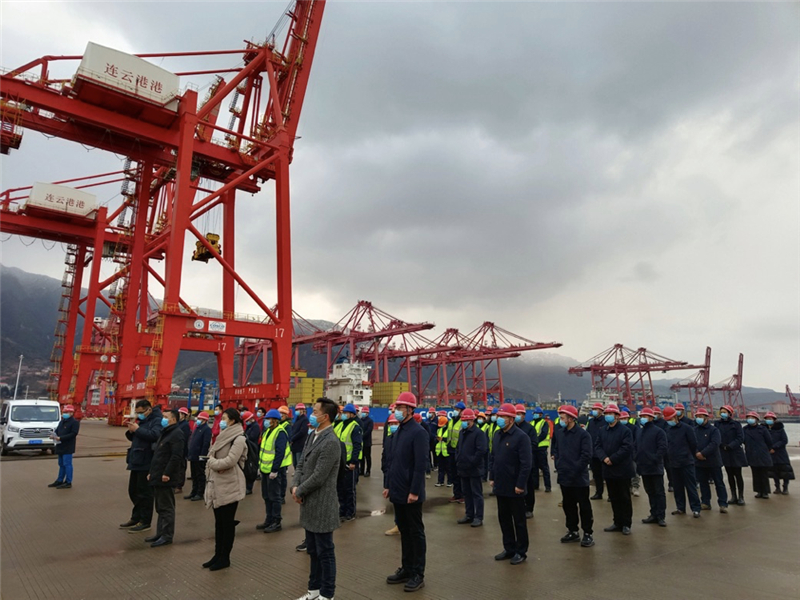 助力绿色港口建设  新年首批上汽红岩充换一体纯电动重卡在连云港交付