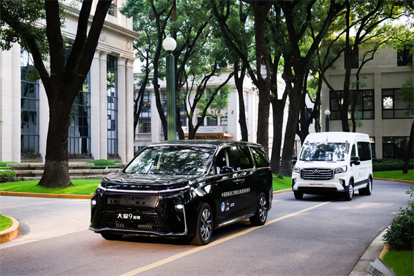 上汽集团向进博会交付750辆“政要接待用车”