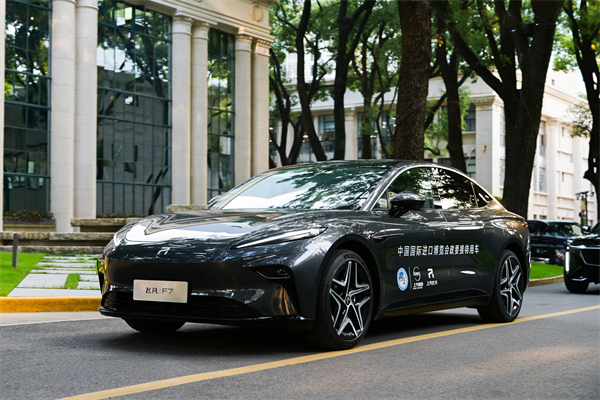 上汽集团向进博会交付750辆“政要接待用车”