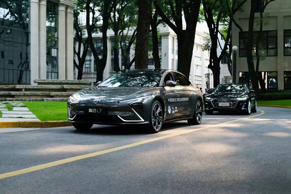 上汽集团向进博会交付750辆“政要接待用车”