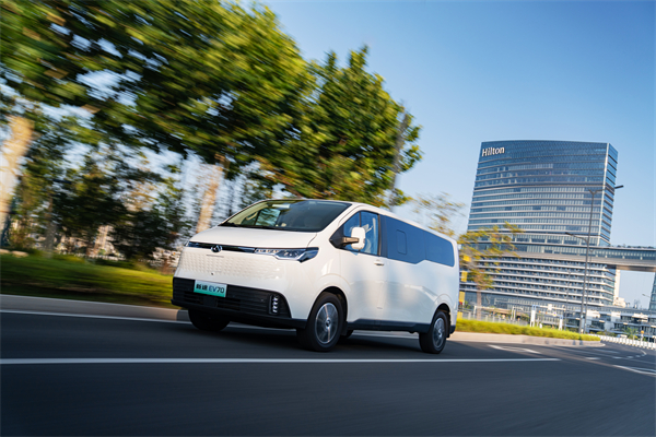 上汽大通MAXUS轻客家族“三电齐发”，大拿M1携手2025款新途EV70、新途EV90上市发布