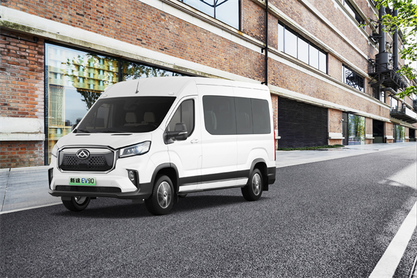 上汽大通MAXUS轻客家族“三电齐发”，大拿M1携手2025款新途EV70、新途EV90上市发布