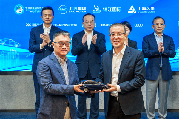 上汽集团向进博会交付750辆“政要接待用车”