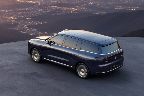 智己拼了!能洗澡还带地暖的旗舰,32.28万开卖