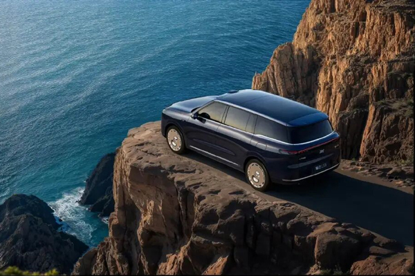 智己拼了!能洗澡还带地暖的旗舰,32.28万开卖