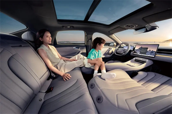 智能座舱的“终极答案”？荣威搭载豆包，让所有车机一夜过时