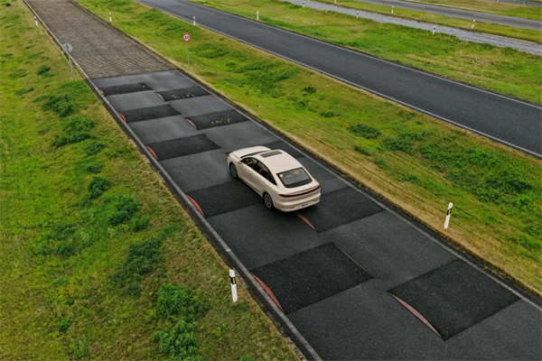 全新荣威i6实证:国民家轿就该有“豪华待遇”