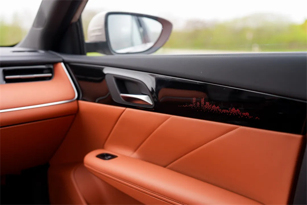 全新荣威i6实证:国民家轿就该有“豪华待遇”