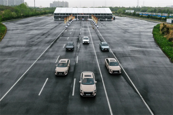 全新荣威i6实证:国民家轿就该有“豪华待遇”