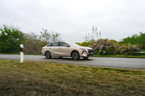 全新荣威i6实证:国民家轿就该有“豪华待遇”