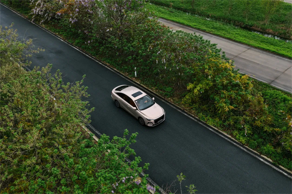 全新荣威i6实证:国民家轿就该有“豪华待遇”